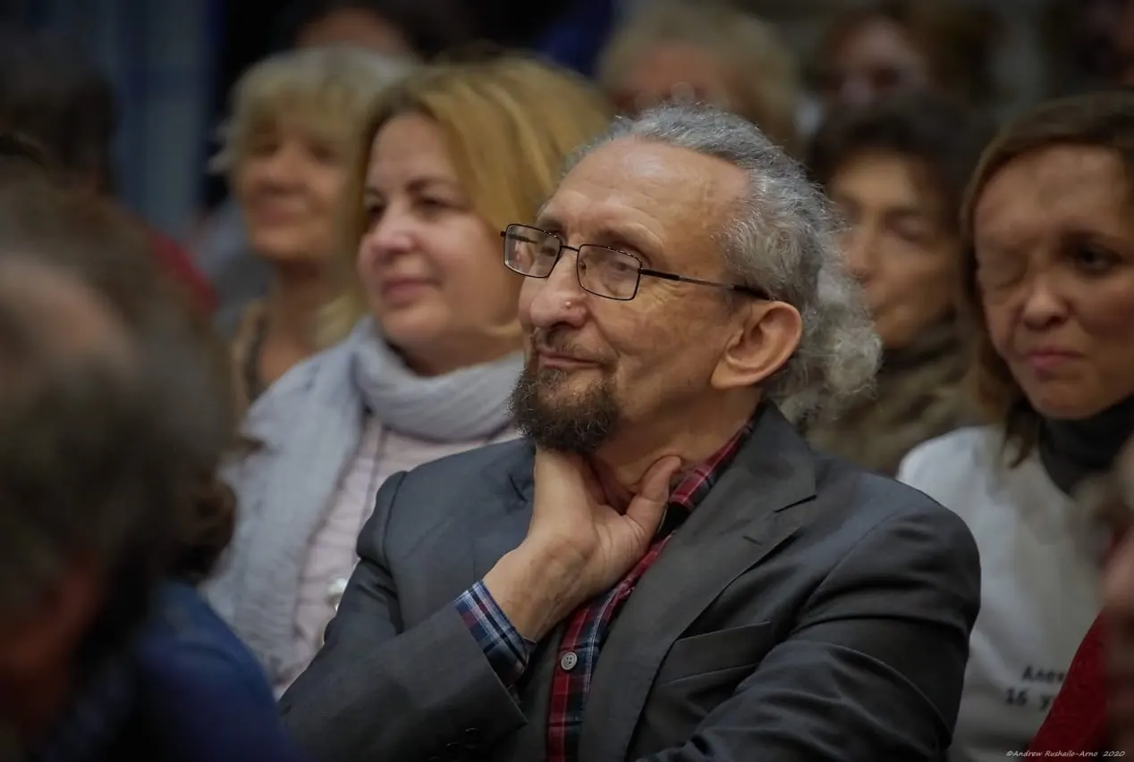 В столице правоохранители подходят к активистам и выдают предостережения и повестки в преддверии дня голосования.