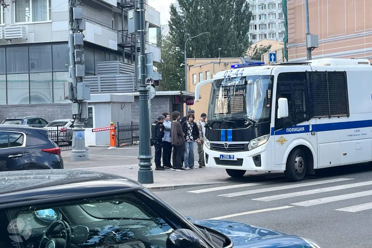 О задержании Максима Кузнецова возле Верховного суда Москвы стало известно после задержания вместе с сторонниками партии «Яблоко»; к вечеру он оставался в отделе без разъяснения причин и без воды и пищи.