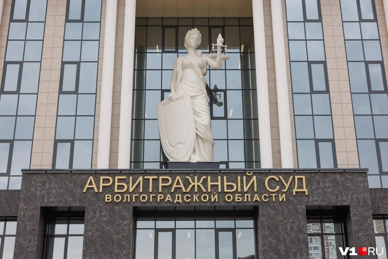 У входа в новый арбитражный суд горожане заметили статую женщины с весами без повязки на глазах, что вызвало вопросы об образе Фемиды и правосудия. Адвокат поясняет уникальный образ Правосудия в России.