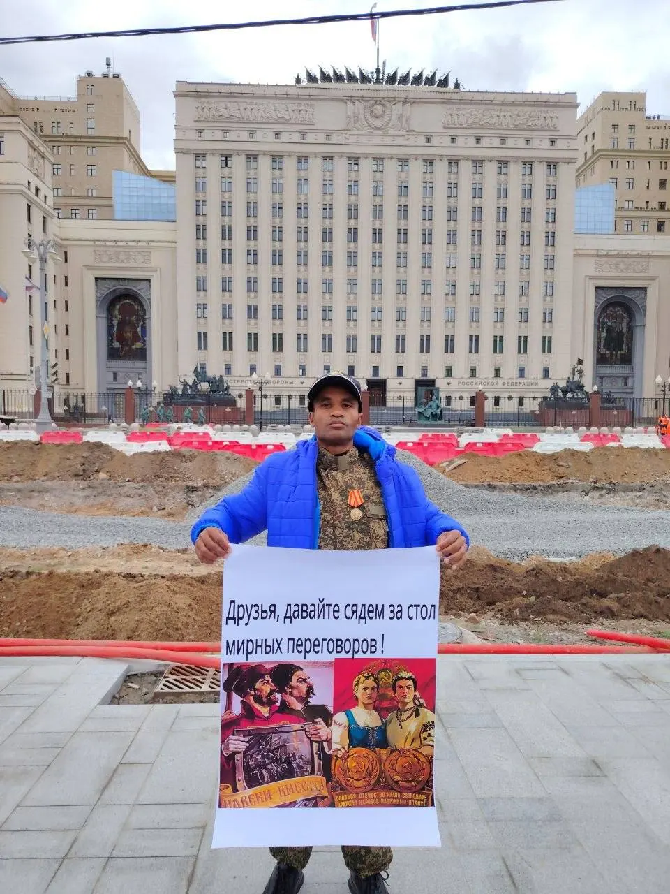 Активисты у здания военного ведомства призвали стороны к прекращению огня и началу мирных переговоров.