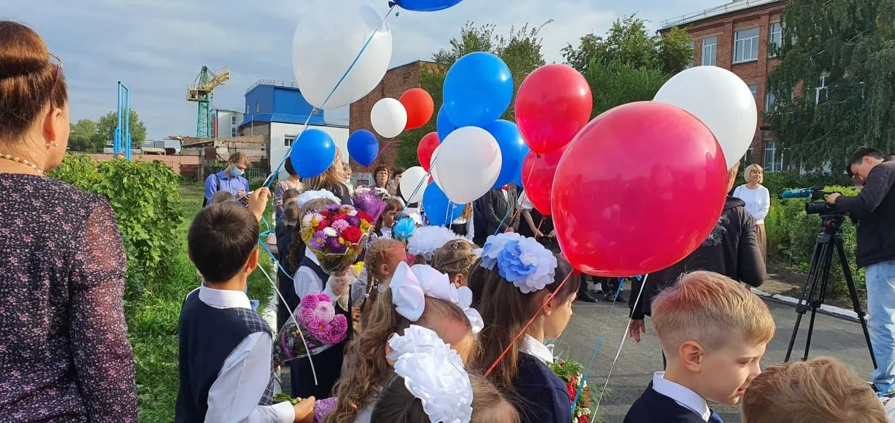 В Омске сборы на подготовку к школьному сезону выросли до 16 000 рублей; за семь лет сумма почти удвоилась: в 2019 году родители тратили около 7 700 рублей, а в этом году — значительно больше. Москва и Санкт-Петербург остаются самыми дорогими городами.