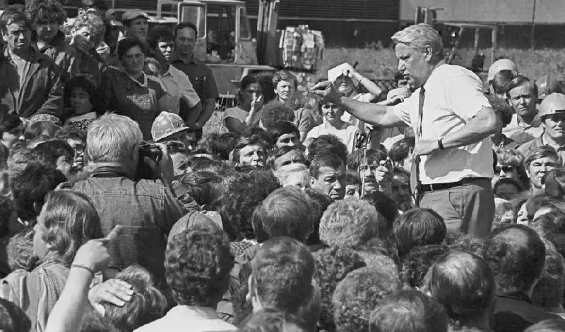 История начала 1990-х годов, когда регионы России двигались к автономии и переосмыслению федеративного устройства страны.