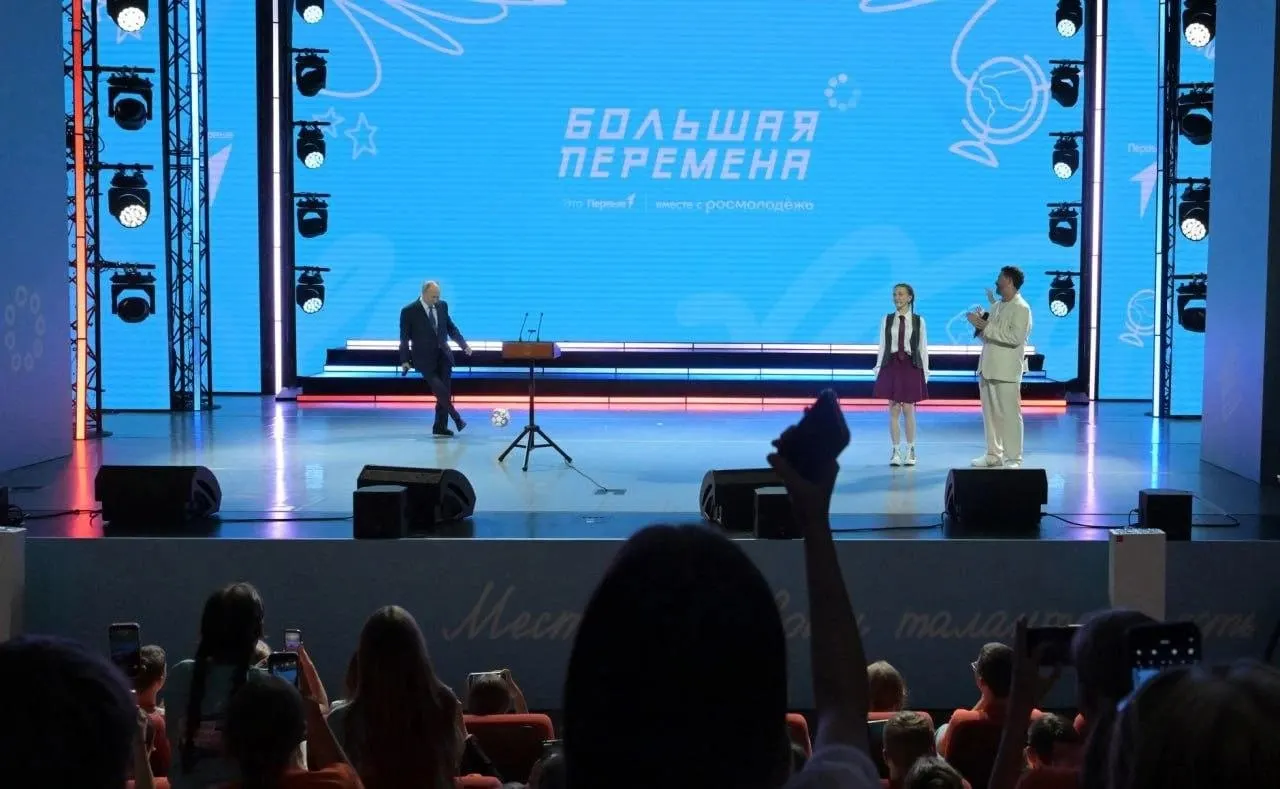 Футбольный мяч, который Путин отбил на финале конкурса «Большая перемена», направят в музей «Движения первых» в Москве.