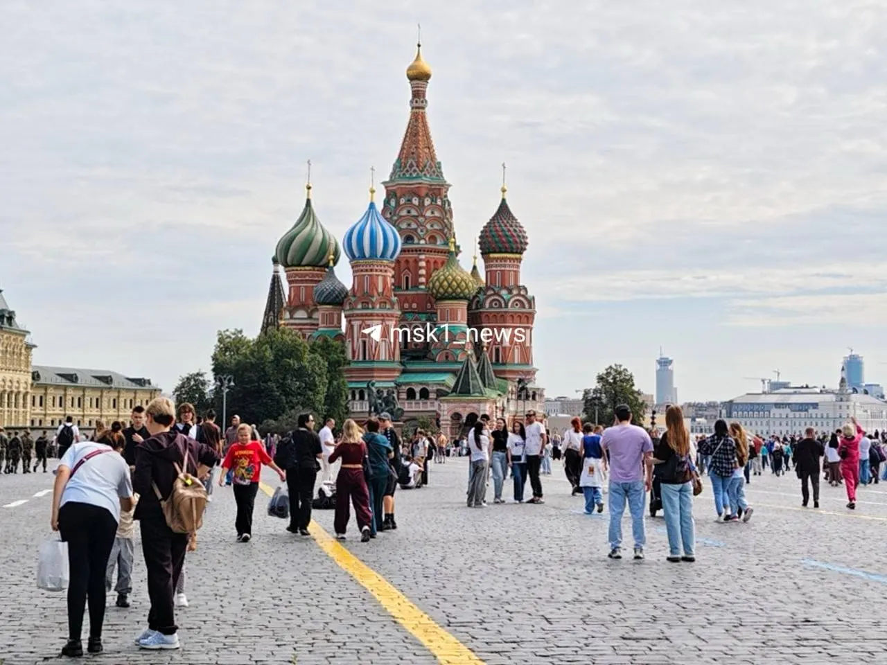 В день Государственного флага на Красной площади проходят гуляния: москвичи и гости свободно передвигаются, настроение праздника ощущается. На Манежной площади идёт фестиваль, а на самой Красной площади пока без крупных площадок.