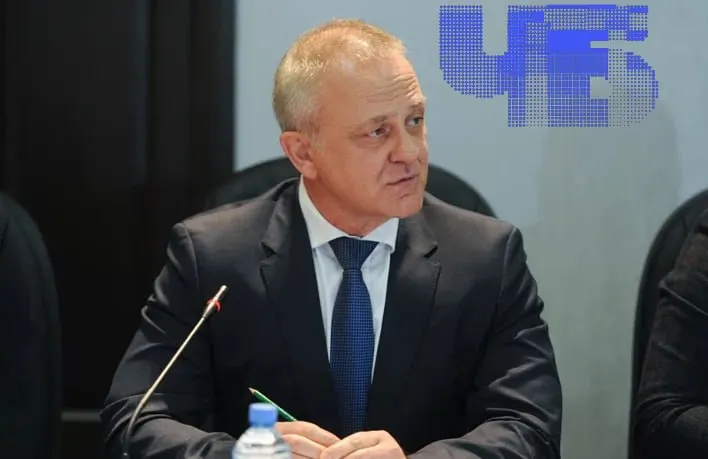 Суд удовлетворил апелляцию прокуратуры и отменил домашний арест для Анатолия Семенова и его сына; фигуранты дела снова находятся под стражей. По делу расследуются схемы с госконтрактами и крупные активы на сумму 400 млн рублей.