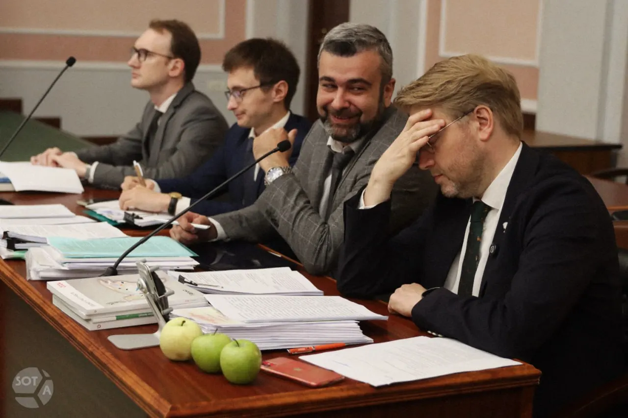 В Верховном суде заявлены требования к Яблоку по агитации в соцсетях, использованию материалов без разрешения и призывам к миру; истец требует снятия партии с выборов.
