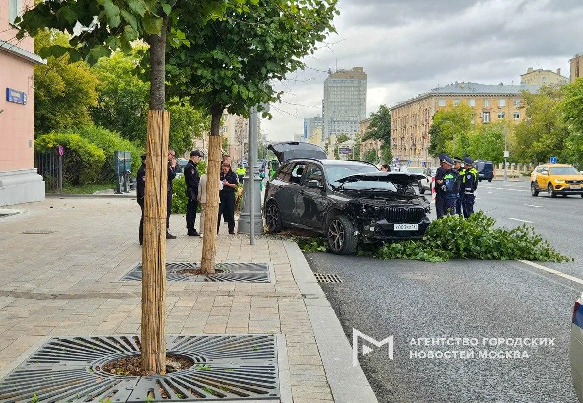 На Ленинском проспекте возле Речного вокзала водитель BMW погиб за рулём; рядом на Ленинградском шоссе грузовая Газель опрокинулась на легковушку. Пострадавших нет, движение затруднено.