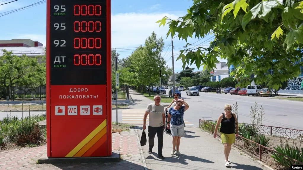 Очереди на заправках в Геленджике и близлежащих населённых пунктах: бензин исчез на большинстве станций, жители ждут поставок, власти вводят ограничения.