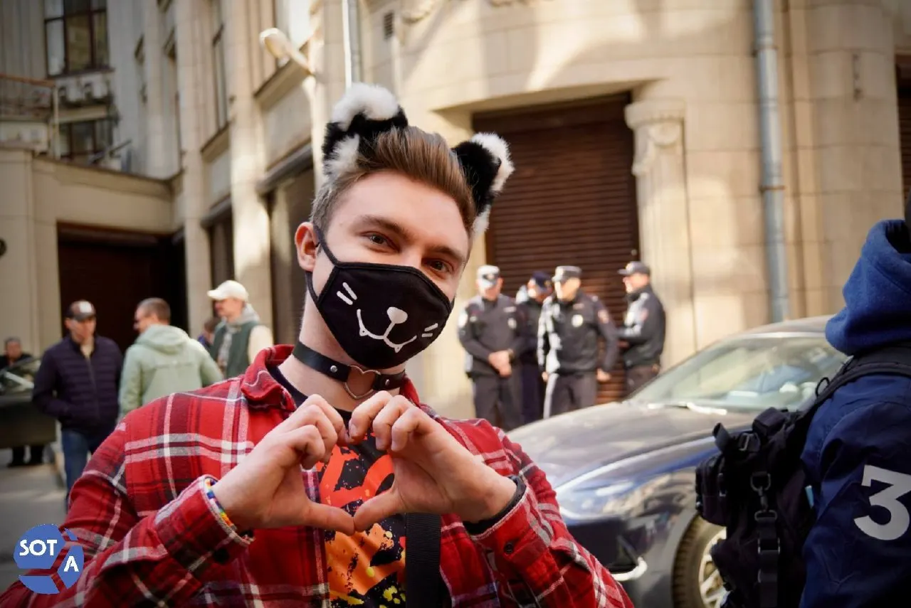 В отношении независимого кандидата в муниципальные депутаты Москвы составлен новый административный протокол по делу, которое называют ЛГБТ‑пропагандой. Юрист назвал действия полиции давлением на оппозицию в предвыборной кампании.