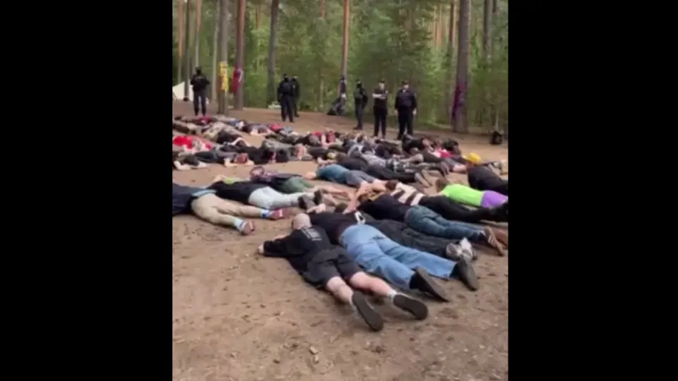 Спецназ и полиция провели рейд на фестивале в Выборгском районе Ленинградской области; задержаны около ста человек. Правоохранители утверждают, что участники подозреваются в поддержке Украины и употреблении наркотиков.