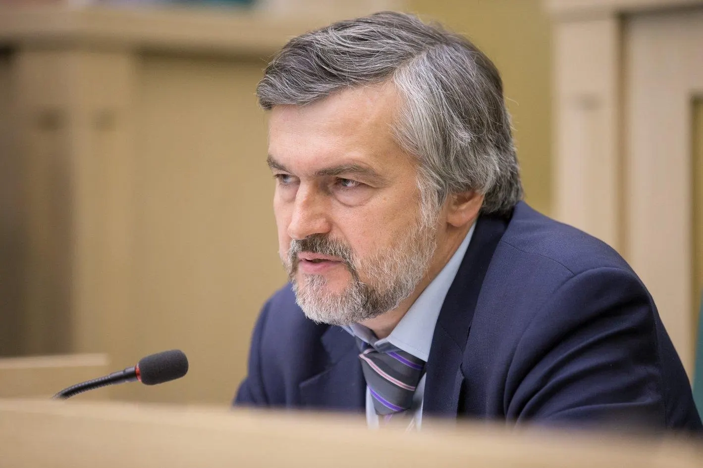 После увольнения топ-экономиста и обсуждения его взглядов на экономику страны обсуждают влияние решения на макроэкономику, темпы роста и социальную сферу.