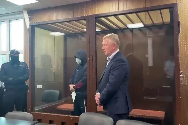 Московский гарнизонный суд приговорил к 11 годам колонии экс-офицера ФСБ Михаила Полякова за вымогательство, связанное с неразмещением негативных материалов в Telegram‑каналах. Ему также назначен штраф 800 тысяч рублей.