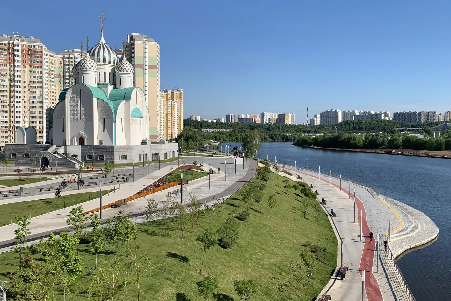Чиновники якобы закупали фото дефектов за миллионы рублей, чтобы ухудшать показатели соседних муниципалитетов и поднимать свой город в региональном рейтинге.
