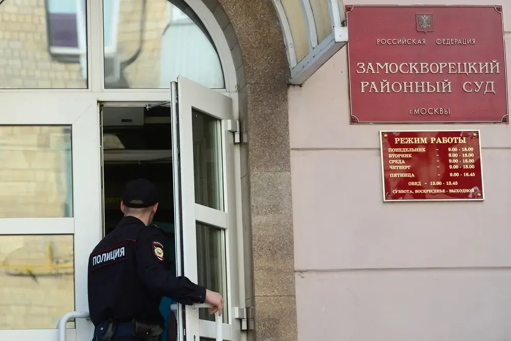 В Москве арестовали руководителя ООО «ГЭХ Закупки» и ещё двух фигурантов — им вменяют получение крупных взяток за заключение контрактов и покровительство поставщикам.