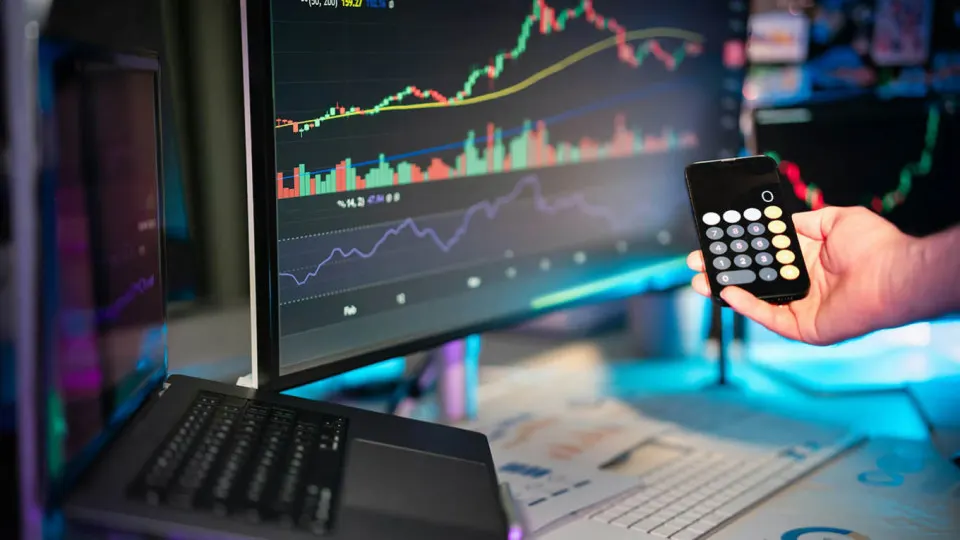 Обсуждаются угрозы блокировок USDT, зависимость от доллара и планы российских банков по созданию собственной цифровой платежной инфраструктуры.