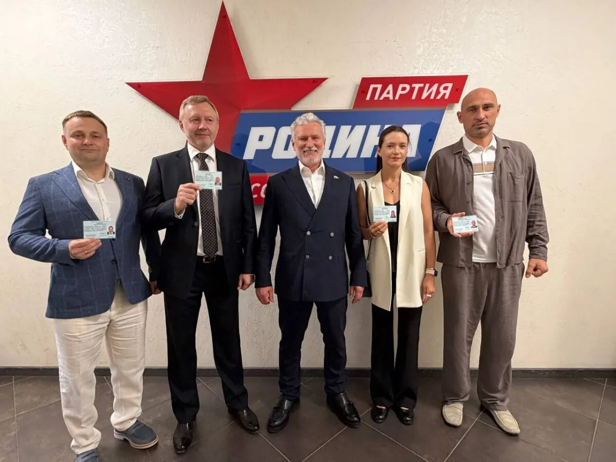 Расследование раскрывает имущество семьи депутата: элитную недвижимость, участки и автомобили на сотни миллионов рублей, владение которыми связано с гражданской женой и бывшей супругой.