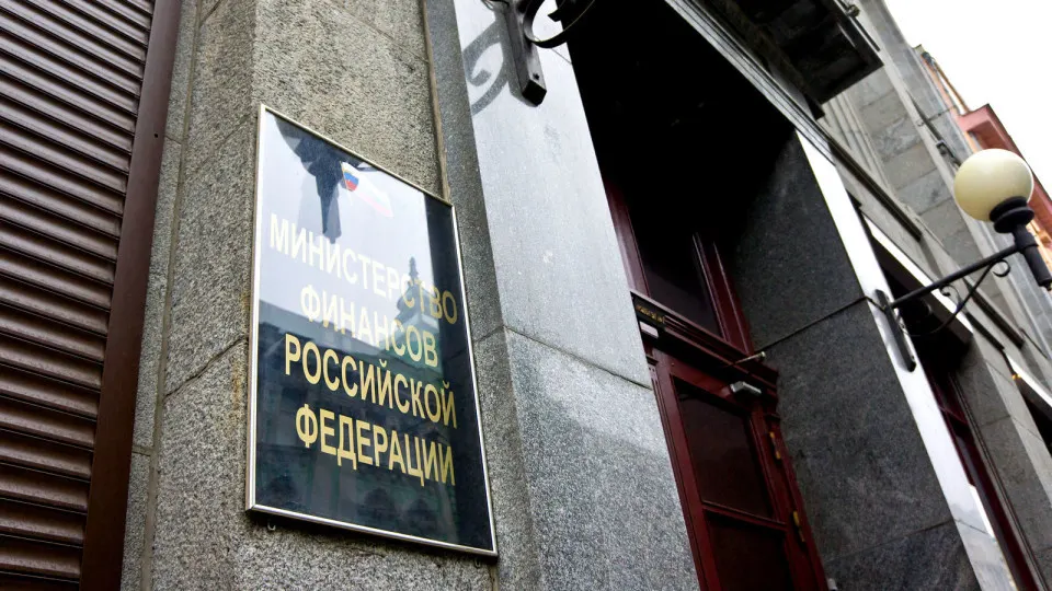 Рынок ОФЗ продолжает снижаться на фоне роста доходностей и инфляционных рисков, в центре внимания — топливный кризис и рост дефицита бюджета.