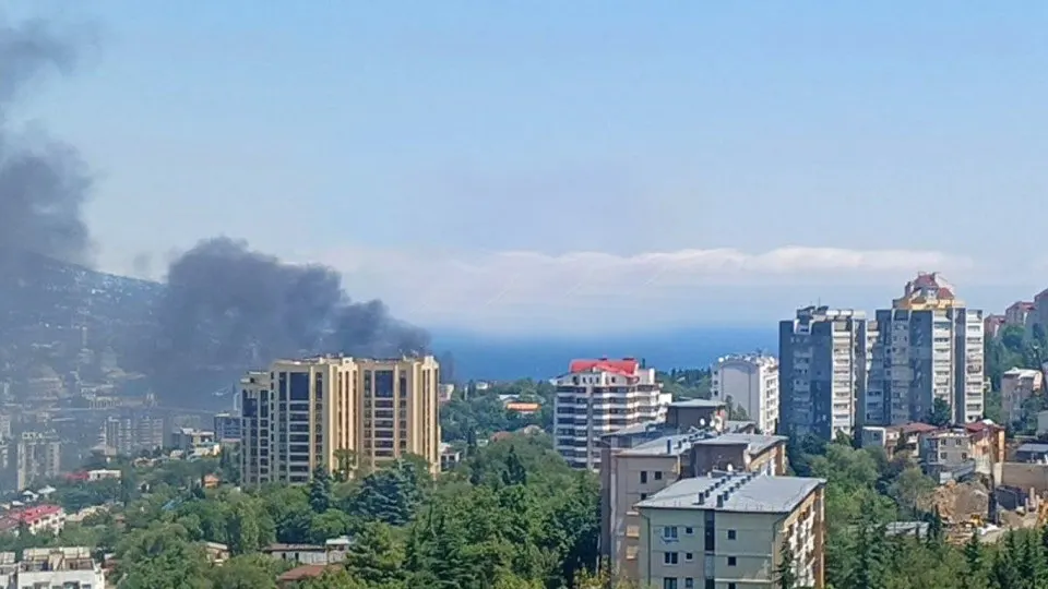 Украина предположительно нанесла удар по Ялте с использованием беспилотников; набережная города пострадала от пожара, власти призвали жителей эвакуироваться.