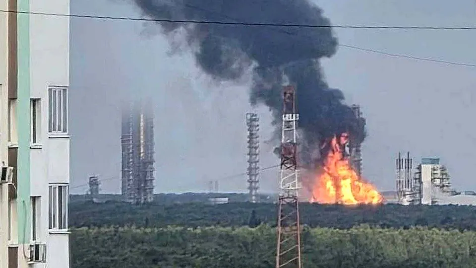 Крупный нефтехимический комплекс в Тюменской области остановил производство после атаки беспилотников; на заводе занято более 3 тысяч сотрудников.