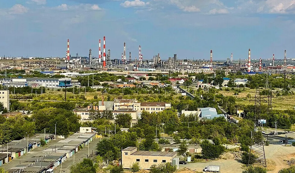 После атак беспилотников на Орскнефтеоргсинтез в регионе введены ограничения на продажу топлива и усилен раздельный режим заправки; страна нарастила импорт бензина из Индии и Белоруссии.