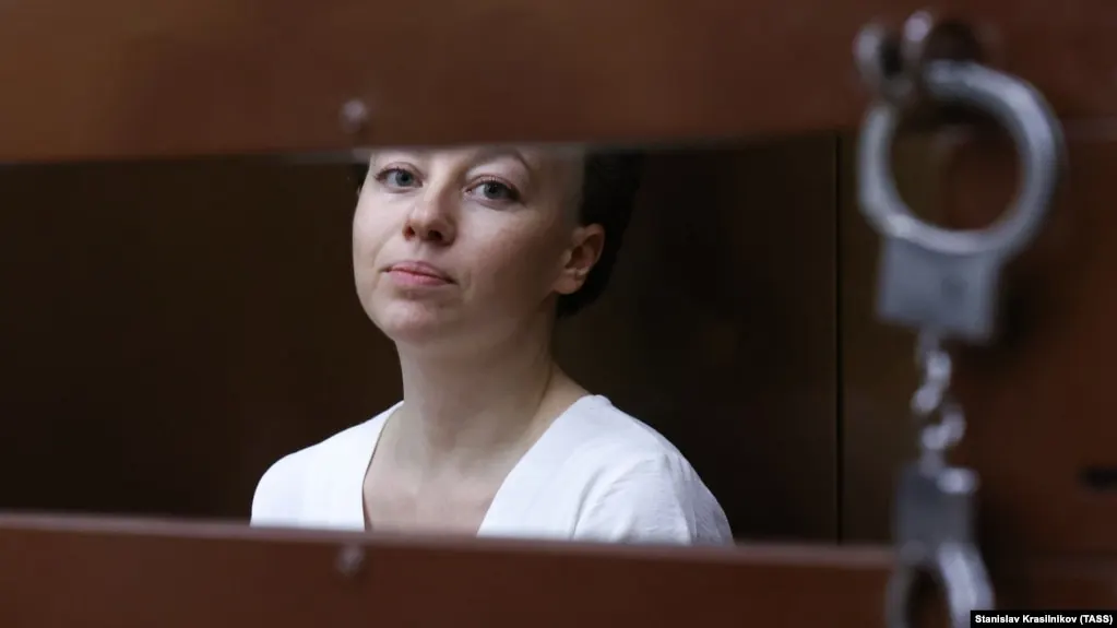 Театральная режиссёрка Женя Беркович с 16 сентября находится в штрафном изоляторе; в колонии отсутствуют необходимые лекарства.