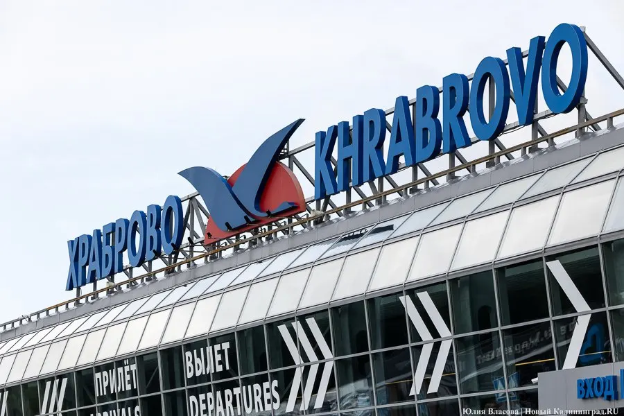 Около 30 рейсов задержаны в Калининграде; в московских аэропортах наблюдаются задержки и отмены — общая цифра превышает 400 рейсов.