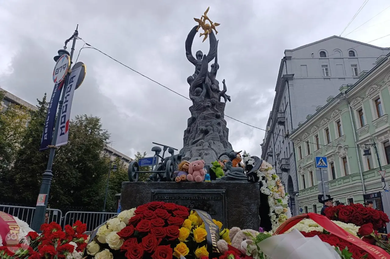 У памятника на Солянке в Москве почтили память погибших во время захвата школы в Беслане; вокруг дежурили полицейские.