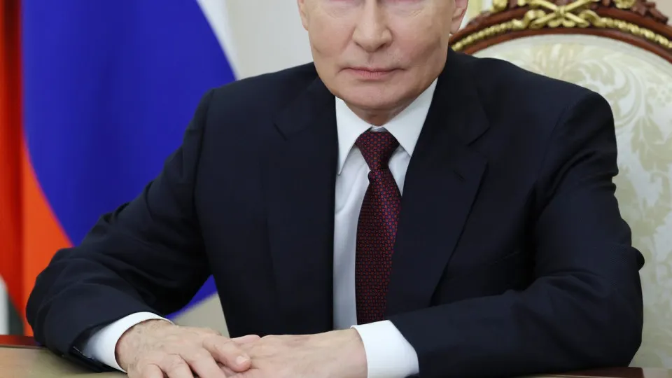 Во время обращения к школьникам и студентам Путин продемонстрировал след на левой ладони; медицинские специалисты обсуждают возможность внутривенного вмешательства.