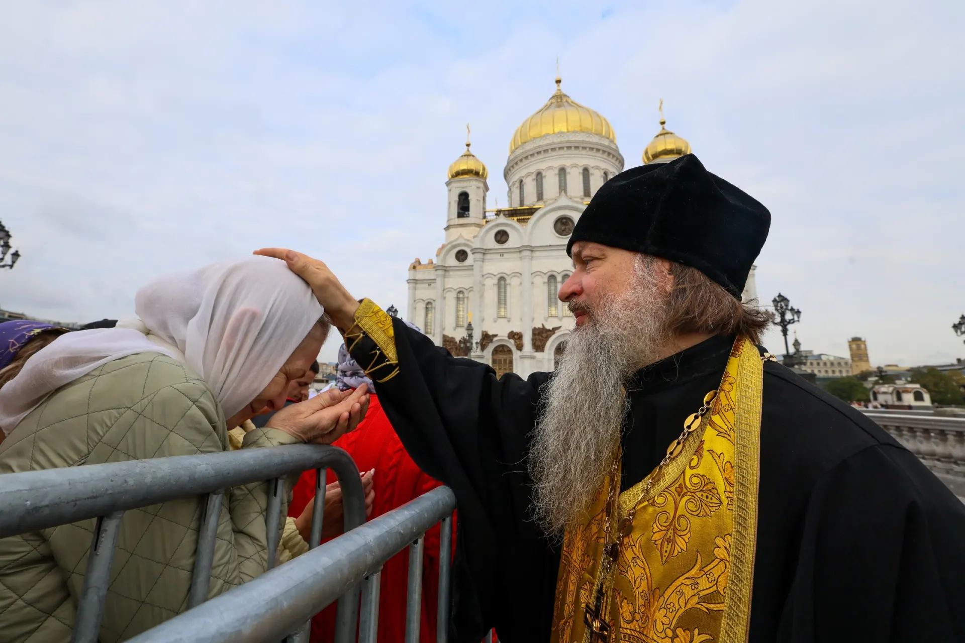 Жители Воронежа собрались в Москве, чтобы помолиться у святого Спиридона Тримифунтского в центре столицы.