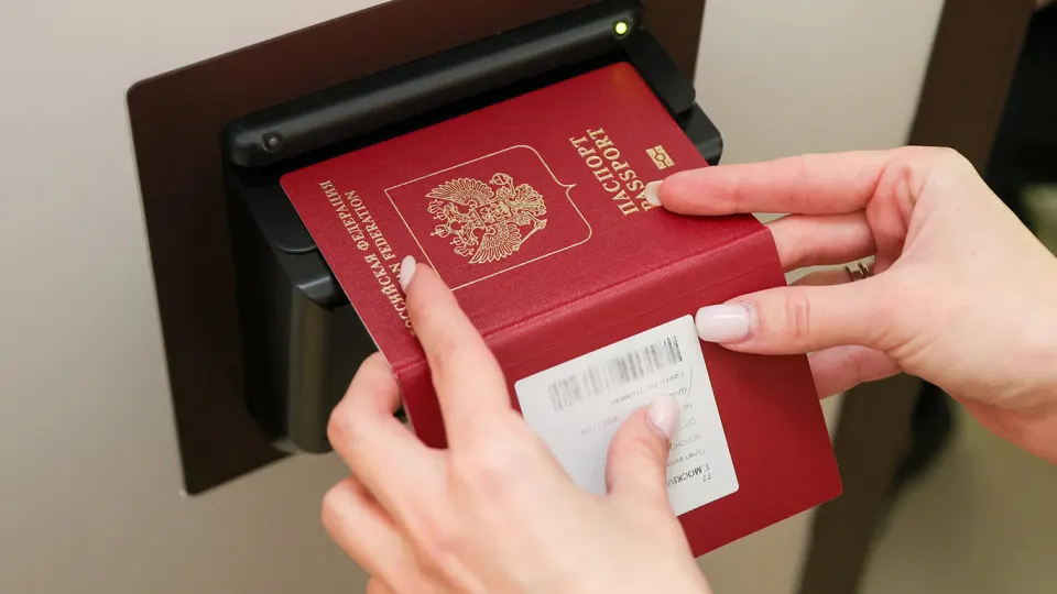 После выборов ходят слухи о мобилизации, но гражданам всё ещё сложно оформить загранпаспорта из‑за ограничений военкоматов. Разбираемся в ситуации и даём советы юристов.