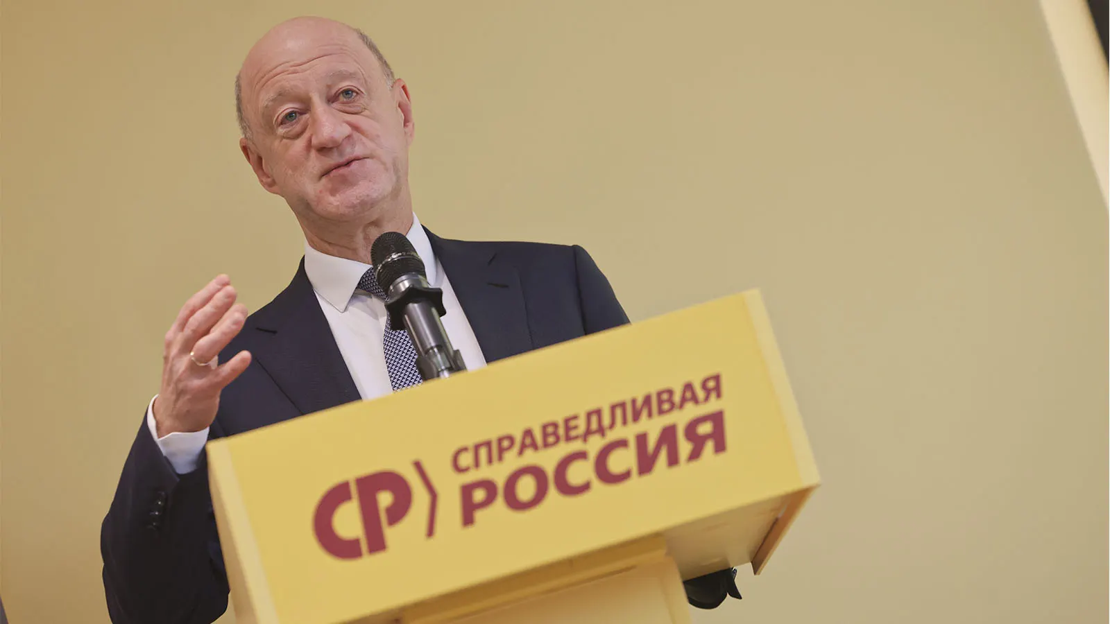 В условиях слухов о здоровье лидера внутри партии ведутся обсуждения смены руководства: Бабаков может возглавить партию, Миронов — на другой роли; обсуждаются перспективы будущей фракции.