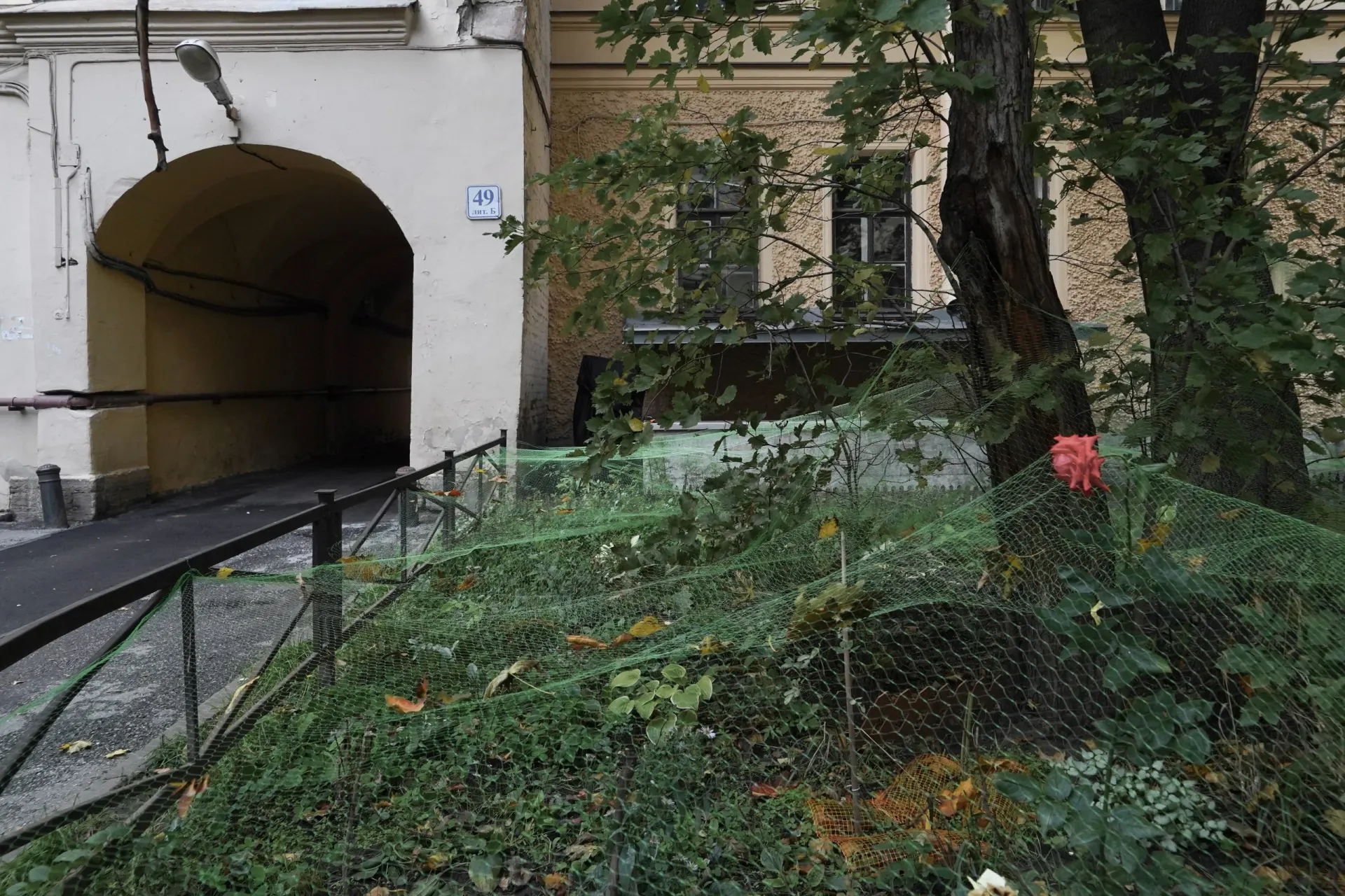 В Санкт‑Петербурге и Ленинградской области произошло несколько инцидентов: падение строительных лесов, спорный приговор по делу госизмены, спасательная операция и обновления на мировой сцене.