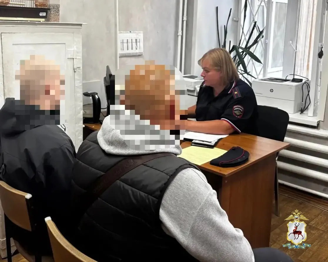 На площади Минина в Нижнем Новгороде 17-летний нижегородец запустил сигнальную ракету ради подписчиков; подростка вызвали в отдел, а отца блогера привлекли за неисполнение родительских обязанностей.