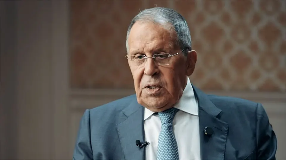 Министр иностранных дел России заявил, что мирных переговоров пока нет, Москва продолжит действовать на поле боя до достижения своих целей; обсуждалась деэскалация и перспектива переговоров.