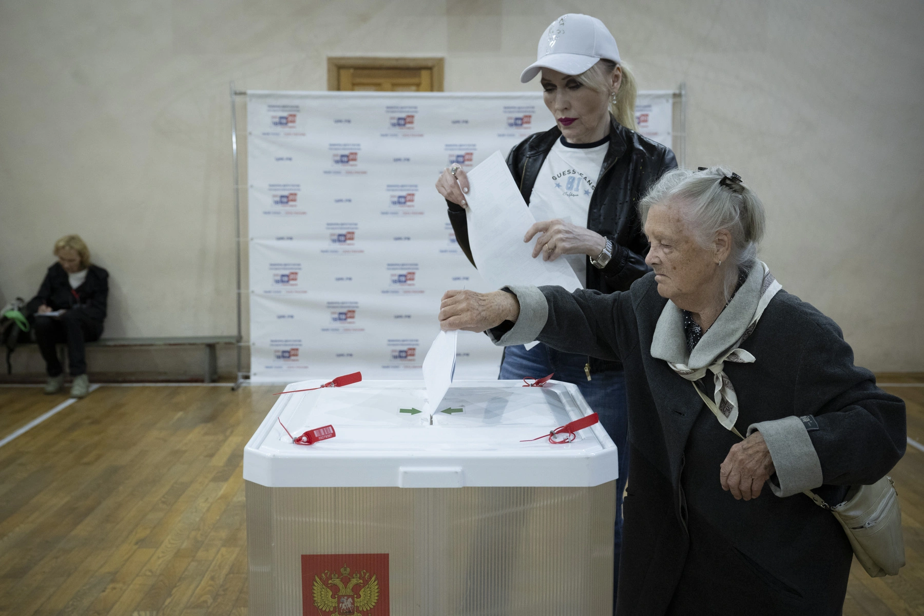 Жители Москвы и Московской области сообщили об отсутствии сирен и SMS-оповещений во время одной из крупнейших атак беспилотников в последний день выборов. Власти заявили, что система оповещения не применяется к внезапным атакам.