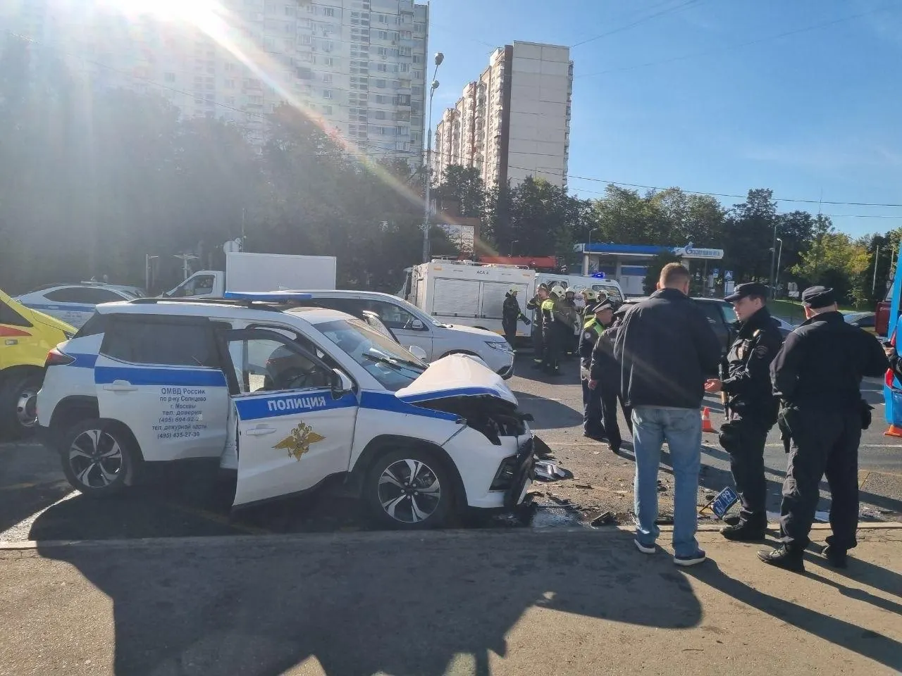 Автобус и две машины, в том числе полицейская, столкнулись у дома 80 возле Большого Очаковского пруда. Движение затруднено.
