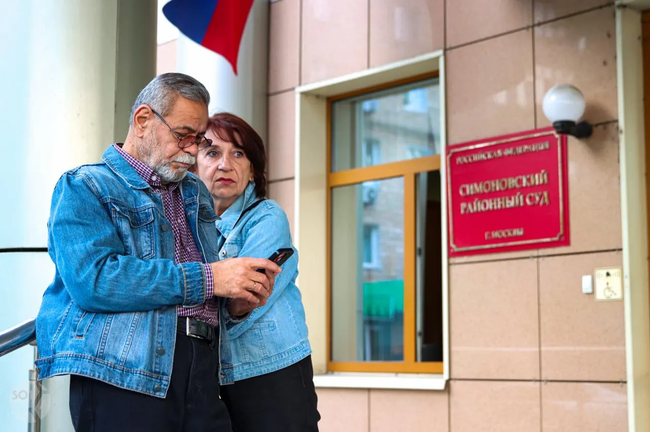 Родители политика Ильи Яшина посетили суд по делу Лиды Мониавы, основательницы благотворительного фонда «Дом с маяком».