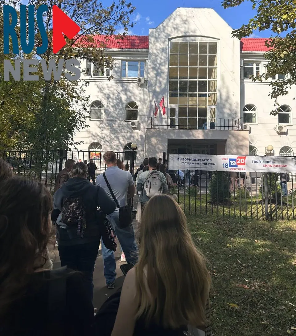 На участке №1769 в Даниловском районе Москвы очередь на вход превысила час; избирателей пропускают по одному, объясняя задержку с бюллетенями сбоями в интернете. Организаторы вынесли стулья для пожилых.