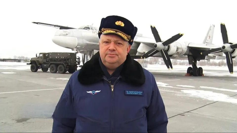 Неизвестный открыл огонь возле частного дома в энгельсском поселке Пробуждение, ранив военнослужащего и водителя. Расследование продолжается; по данным следствия, возбуждены уголовные дела.