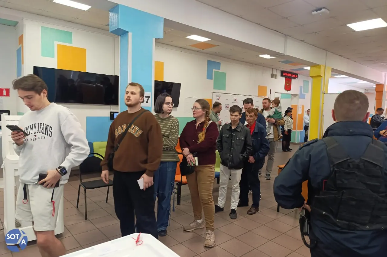 На участке №787 в районе Северное Медведково сегодня выстроилась очередь; за порядком наблюдает сотрудник полиции в последний день голосования.