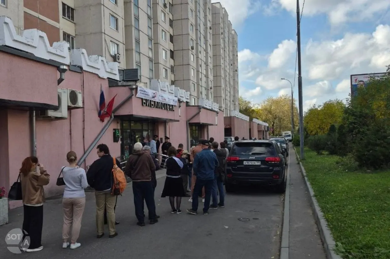 На участках Москвы наблюдатели фиксируют сбои в системах электронных списков: часть избирателей не получила бумажные бюллетени.