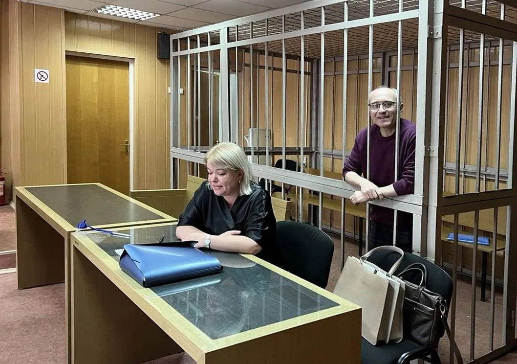 Гособвинение требует для Павла Сюткина 8 лет колонии за публикации в Телеграм-канале о ВС РФ; заседание прошло в Зюзинском районном суде.
