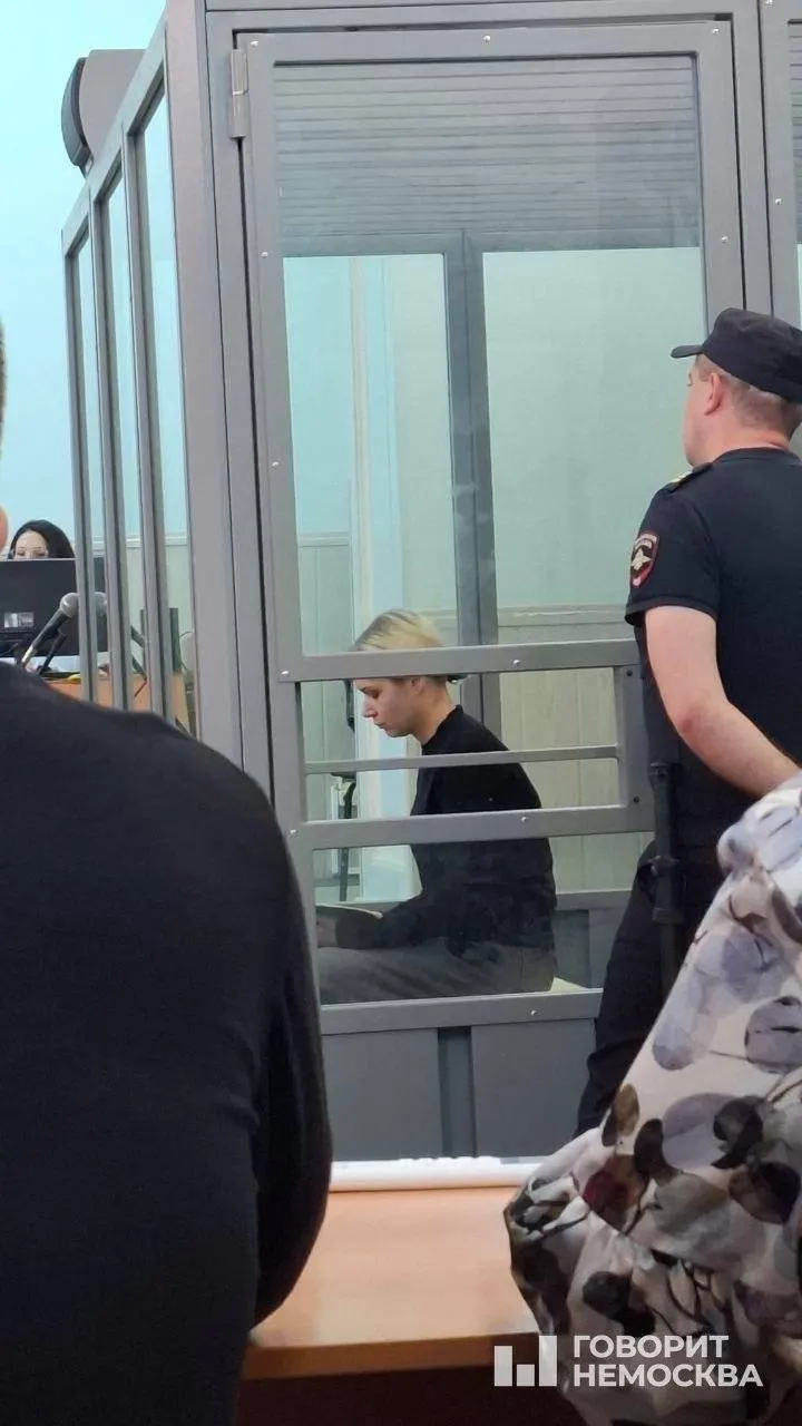 Следственные органы выясняют, как внучка погибшего мэра вместе с соучастниками пытались синтезировать голос умершего дедушки, чтобы якобы поздравить родственников; расследование затрагивает преступления и использование нейросетей.