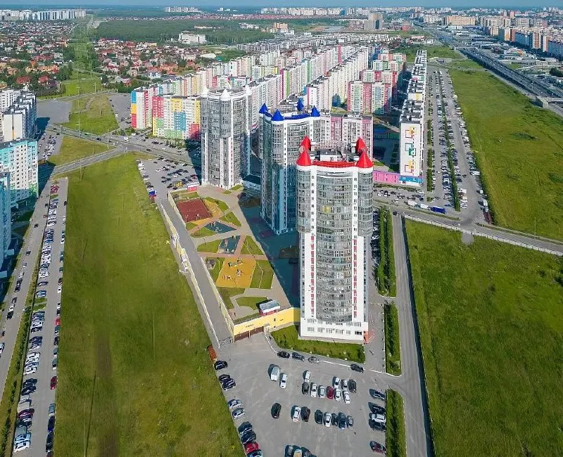 В тюменском районе Ново-Патрушево четвероклассники не нашли место в единственной школе, а жители жалуются на нехватку инфраструктуры.