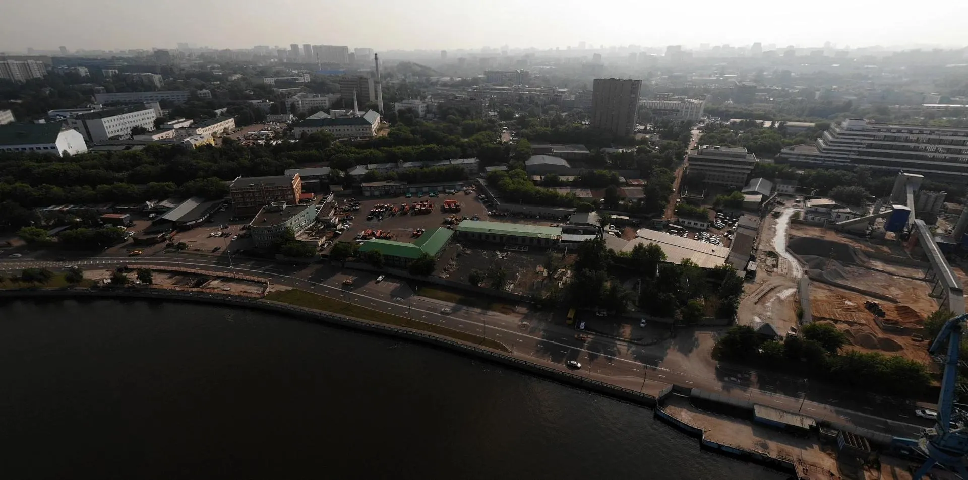Сносит 38 объектов и освобождает около 443 тысяч кв. м: часть площади отводится под жильё, часть — под общественно-деловые и прочие назначения, включая детский сад и школу.