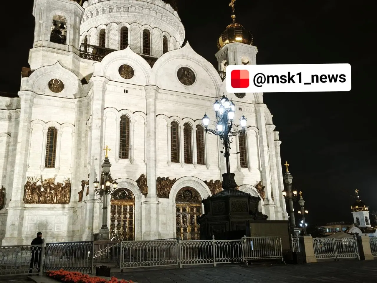 У входа к храму образовалась длинная очередь к открытию, вокруг идут работы по уборке и перекрыты подходы.