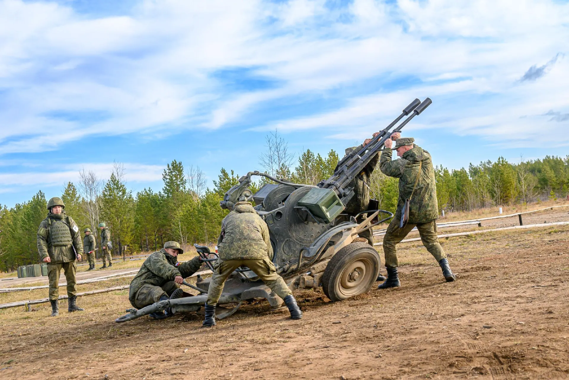 Численность военнослужащих увеличится примерно на 15,5 тысяч человек.