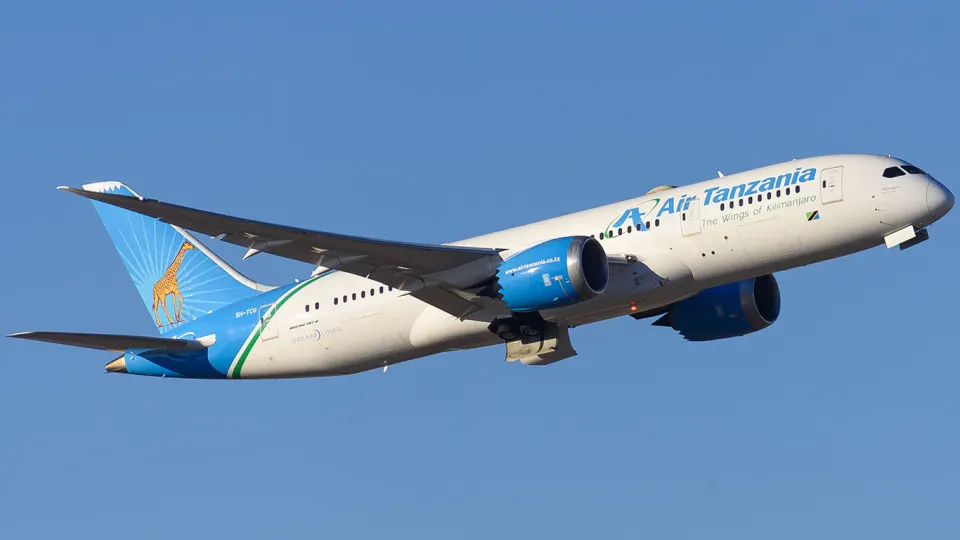 Air Tanzania объявила о временной приостановке прямых рейсов в Москву после оценки рисков на маршруте на фоне атак дронов и угроз для российского воздушного пространства.