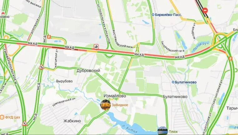 На 30-м километре внешнего участка МКАД загорелся автомобиль; движение ограничено, образовалась пробка примерно на 5 километров. Движение перекрыто, рекомендуется планировать объезды.