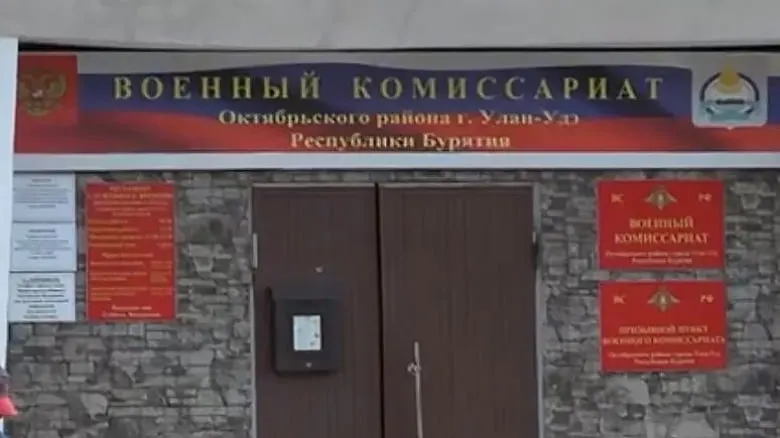 В Бурятии женщина стала жертвой телефонного мошенничества: злоумышленники выманили у неё крупную сумму, заставив обналичить деньги и передать их незнакомцам.